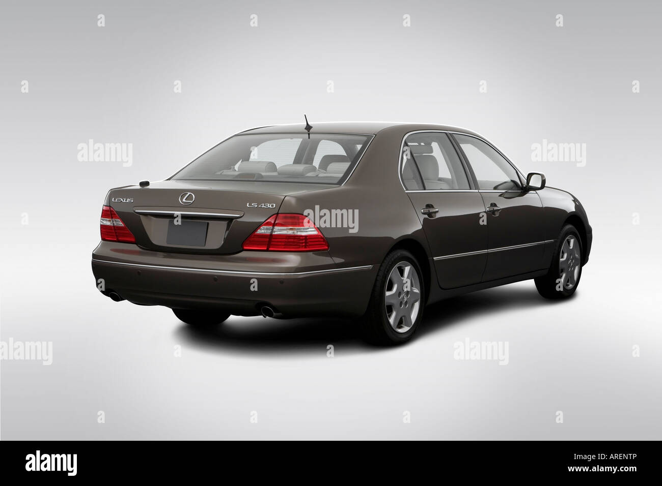 2006 Lexus LS 430 dans la région de Brown - angle de vue arrière Banque D'Images