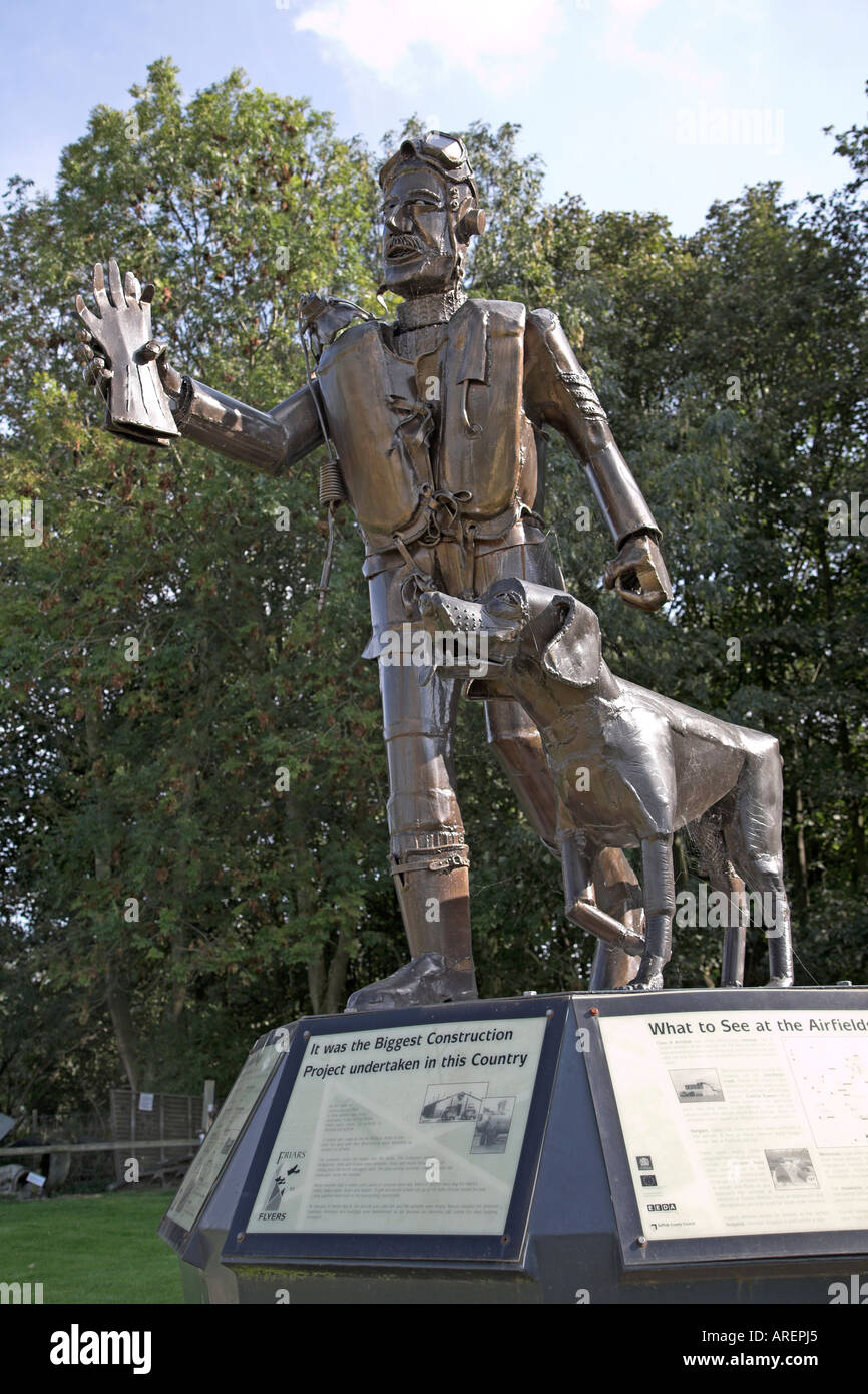 Sculpture de l'Américain Paul Richardson, de seconde guerre mondiale, pilote et chien Norfolk Suffolk aviation museum Flixton Bungay Angleterre Banque D'Images