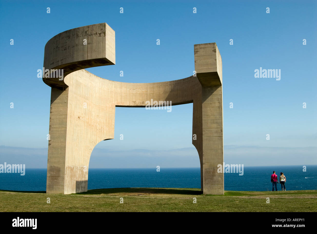 La sculpture moderne Elogio del Horizonte par Eduardo Chillida sur le Cerro de Santa Catalina, Gijon, Asturias, Espagne Banque D'Images