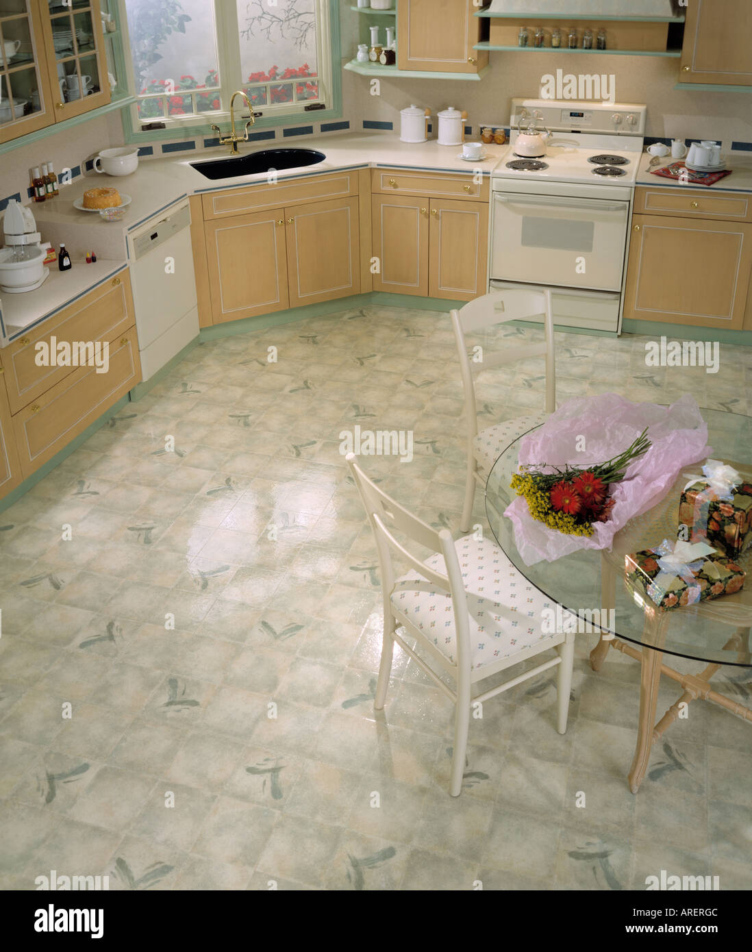 Cuisine d'angle intérieur haut Vue de dessus le carreau de vinyle marbre table à manger en verre fleurs Banque D'Images