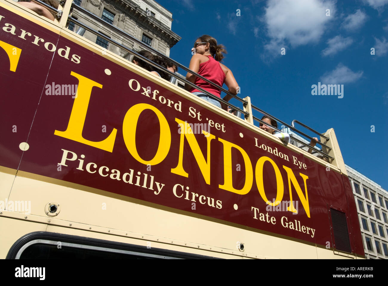 Les touristes à cheval sur deux étages à toit ouvert Big Bus Tour London England UK Banque D'Images