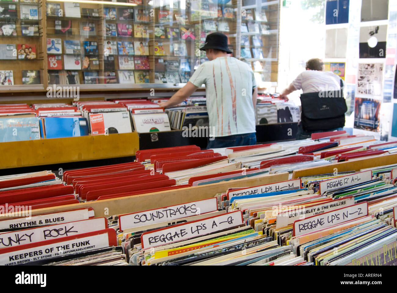 Les jeunes de naviguer à travers la musique vinyles dans shop dans Notting Hill, London England UK Banque D'Images