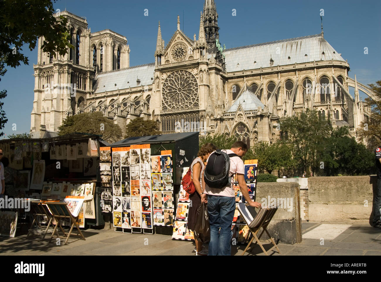 Les touristes du shopping au décrochage de la rue sur le quai de la Tournelle près de la Cathédrale Notre Dame sur l'Ile de la Cité Paris France Banque D'Images