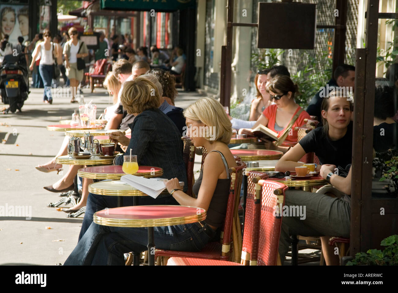 Les gens assis à l'extérieur au café à Saint Germain des Prés, Paris, France Banque D'Images