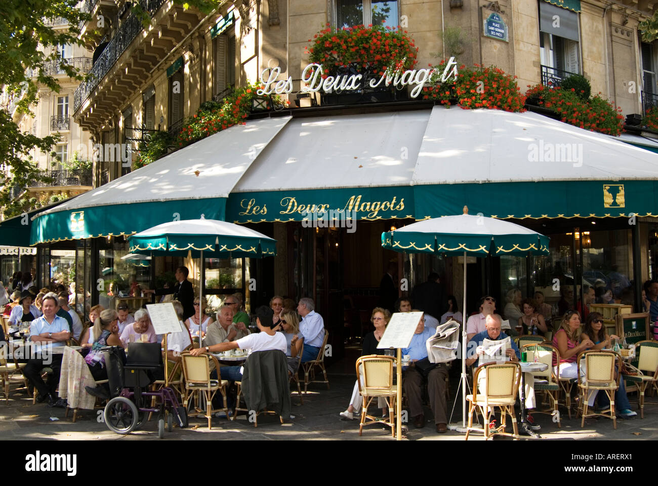 Le café Les Deux Magots à Saint Germain des Prés, Paris France Banque D'Images