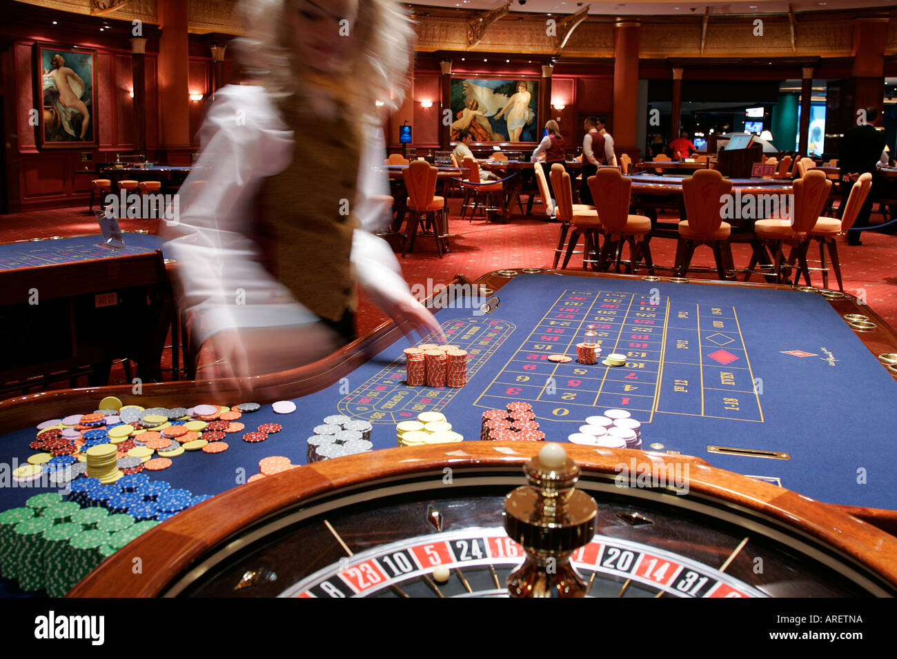 La roue de roulette de casino de jeu de jeu jouet gage roue casinos argent facile toxicomanie livre dollar ball pari pariant chance Banque D'Images