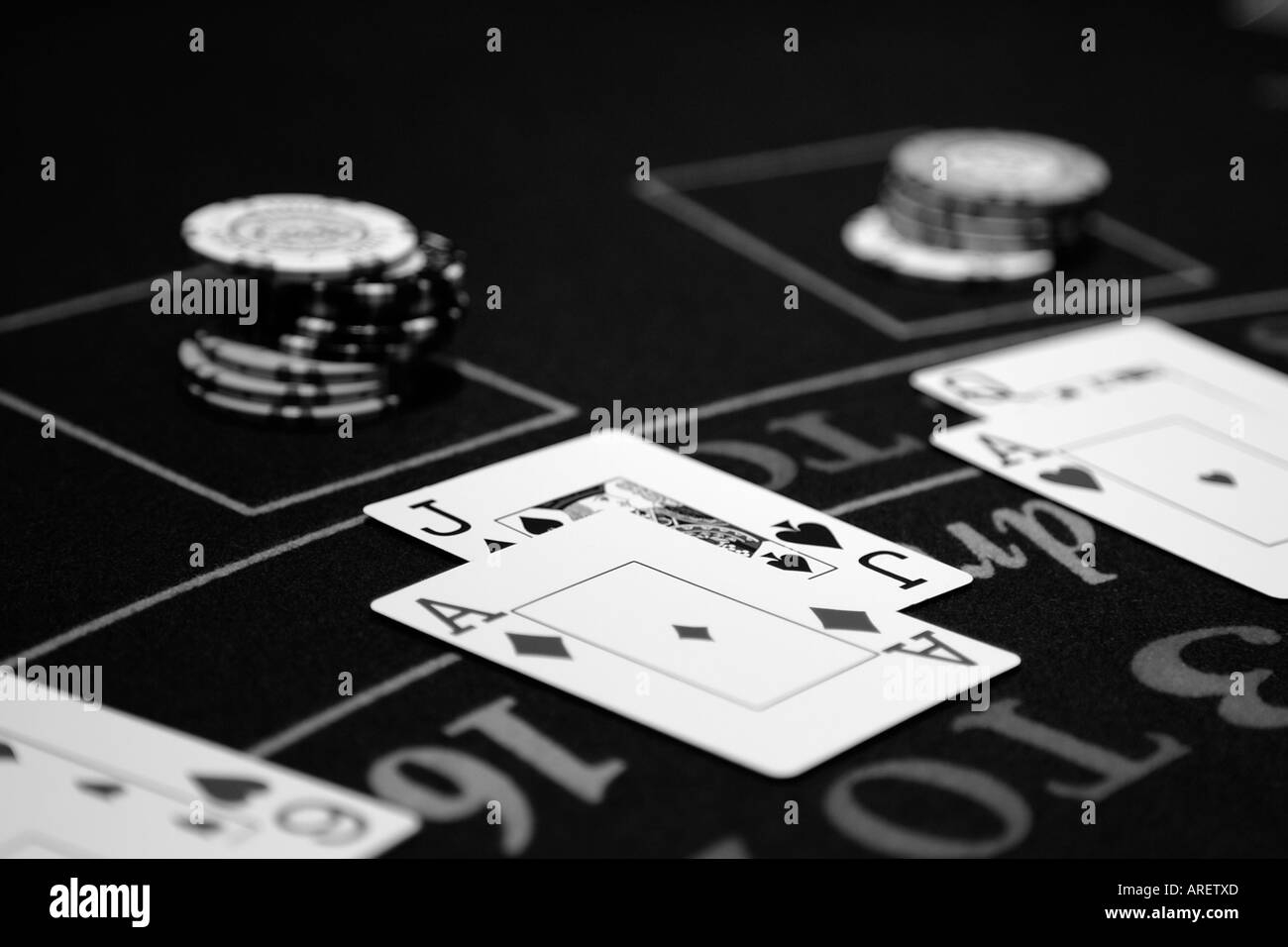 B&W noir et blanc gros plan d'une table de Blackjack gagner cartes à jouer avec des jetons de roulette casino maison de jeu Banque D'Images