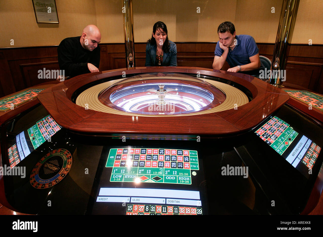 Bureau de Paris casino habitude dépendance juridique contrôle de suite regarder la télévision assis moniteurs programme TV en direct d'événements sportifs. Banque D'Images