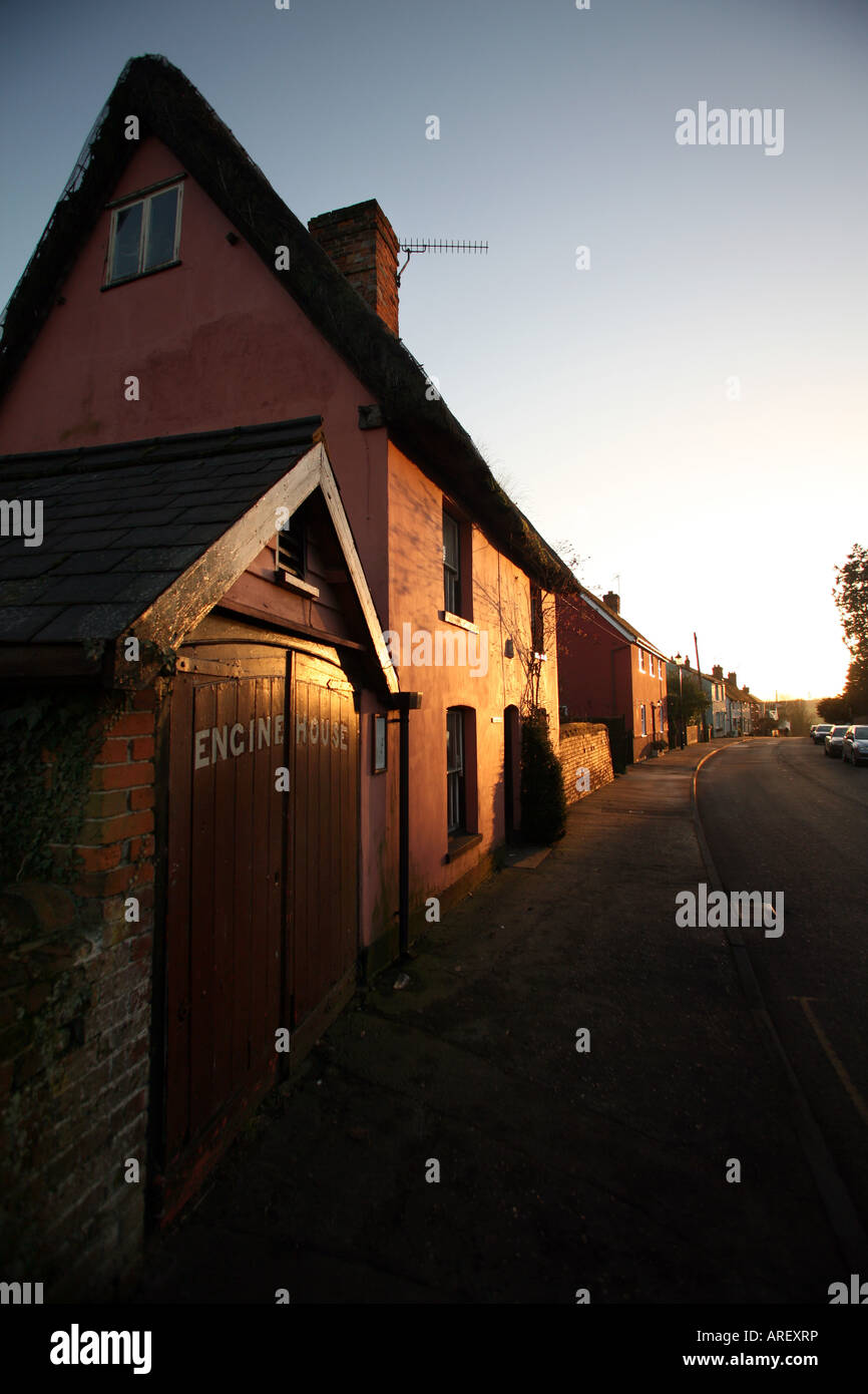 Vue générale de chaume typique de maisons au coucher du soleil dans la ville d'Essex de Thaxted UK Angleterre Banque D'Images