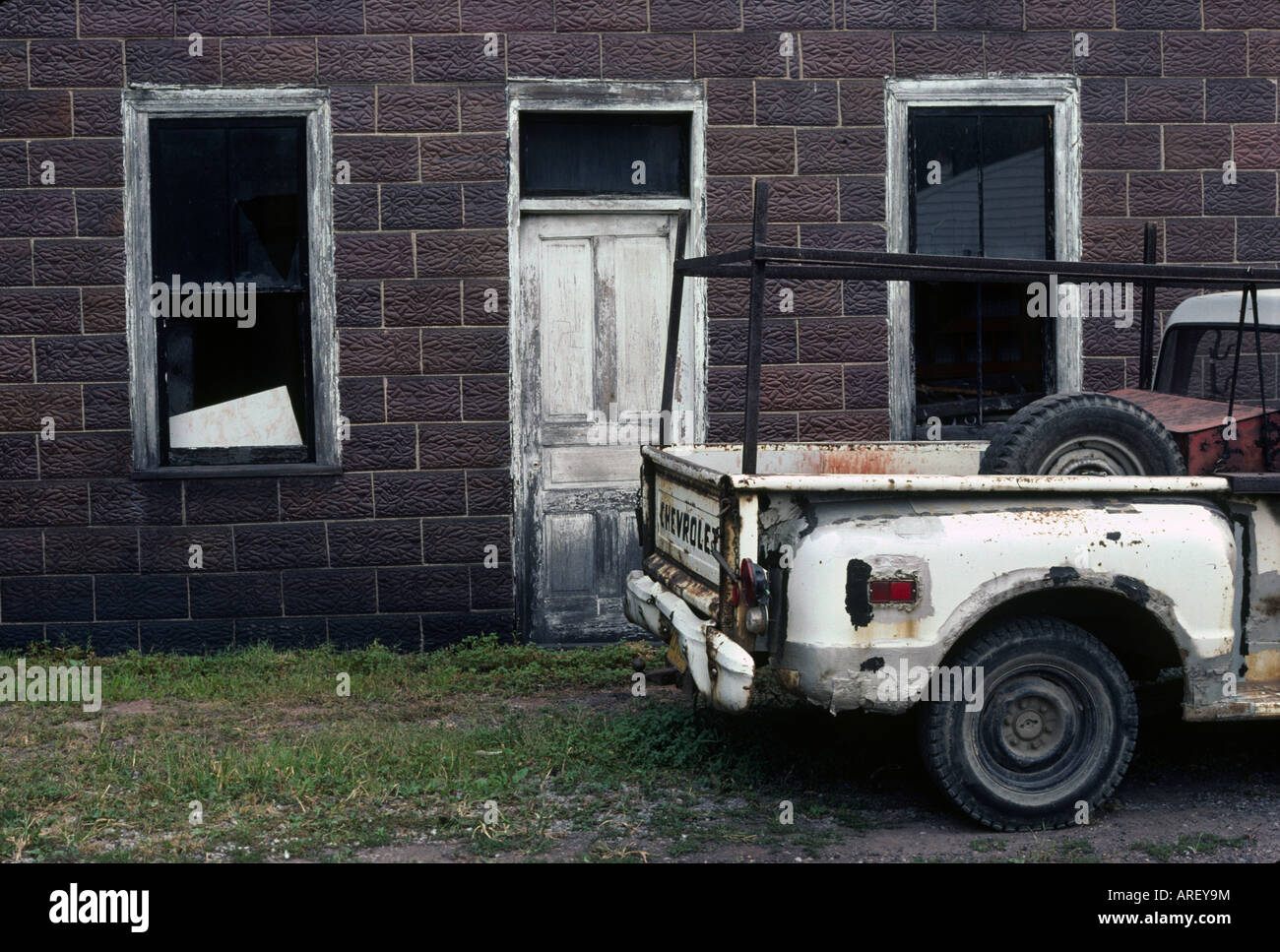 Vieux camion abandonné dans la cour arrière du bâtiment en ruine Banque D'Images