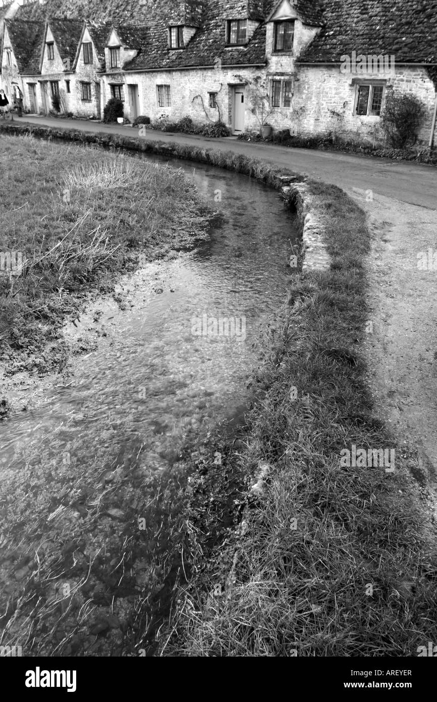Europe Angleterre Gloucestershire ruisseau coule à travers Cotswolds village Banque D'Images