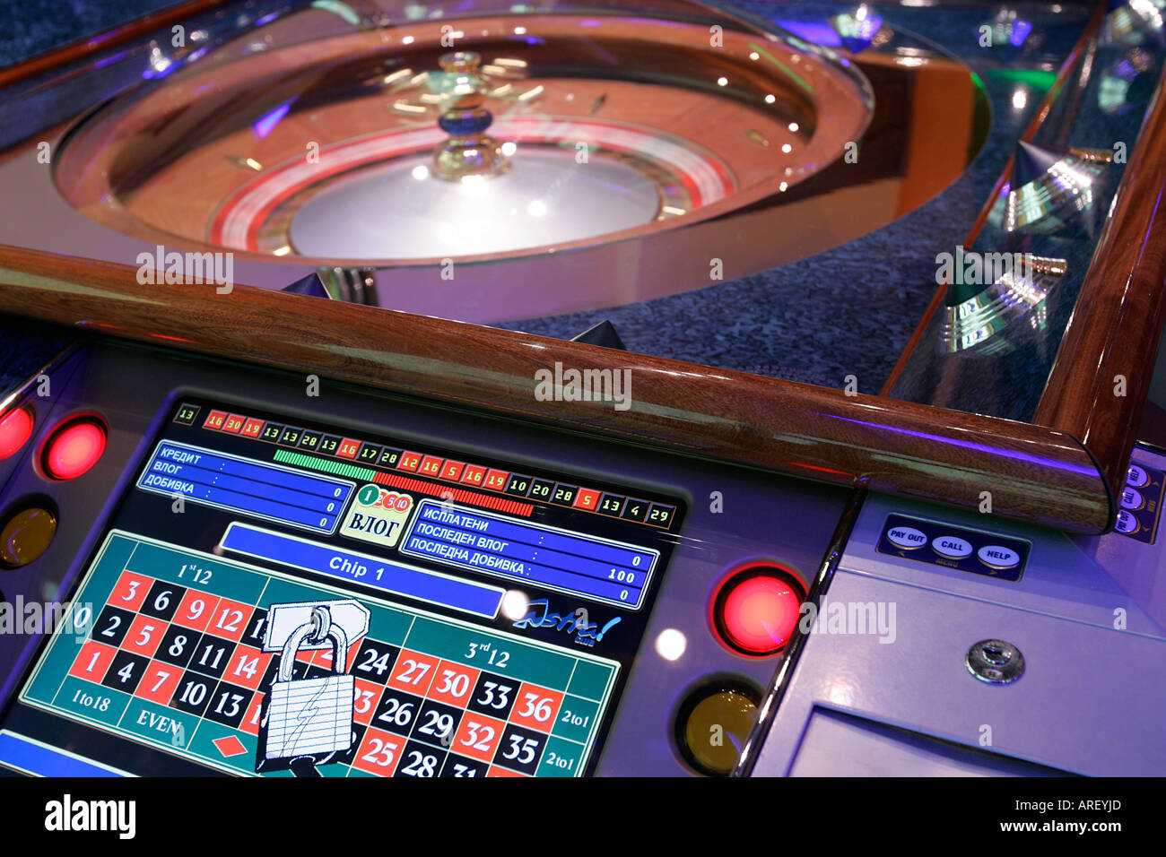 La roue de roulette électronique fermé boutique paris sportifs casino habitude dépendance juridique contrôle de programme de télévision assis regardant résultat Banque D'Images