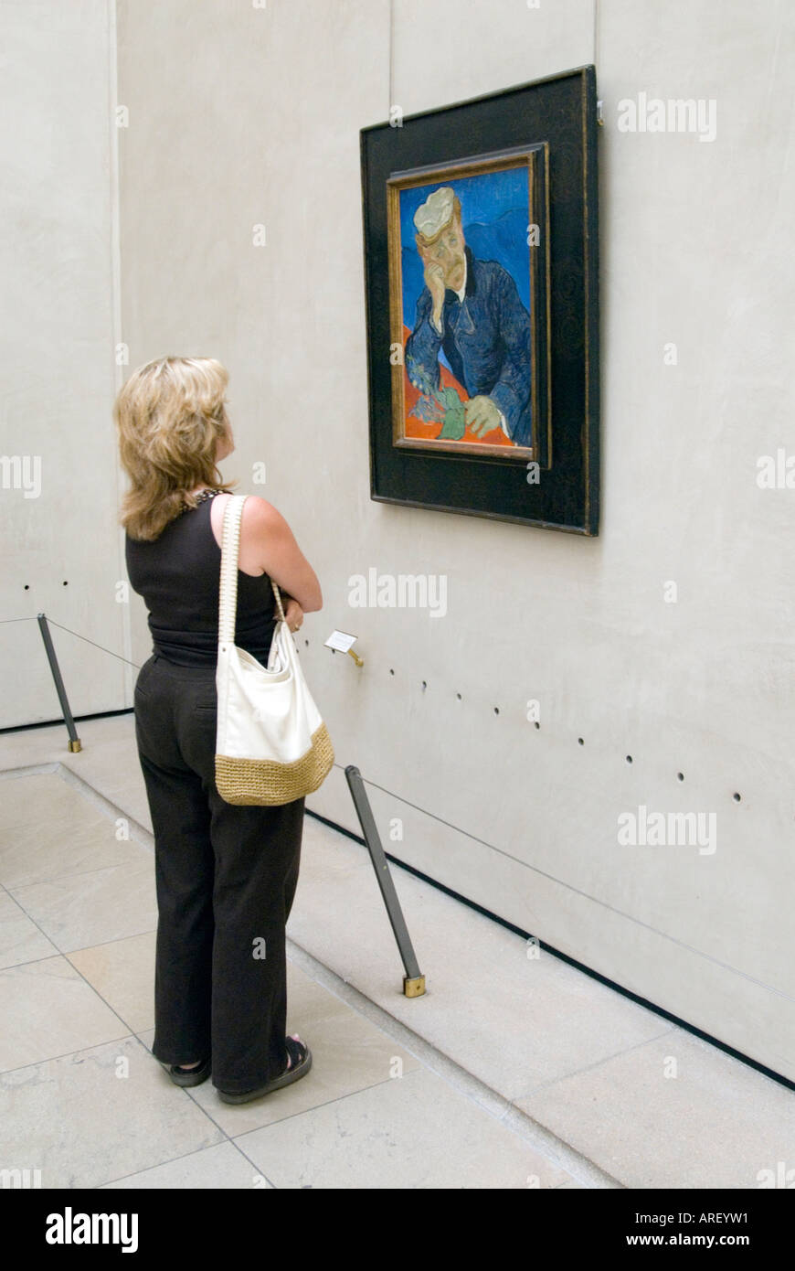 Woman looking at Van Gogh Portrait du docteur Paul Gachet dans le musée d'Orsay Paris France Banque D'Images