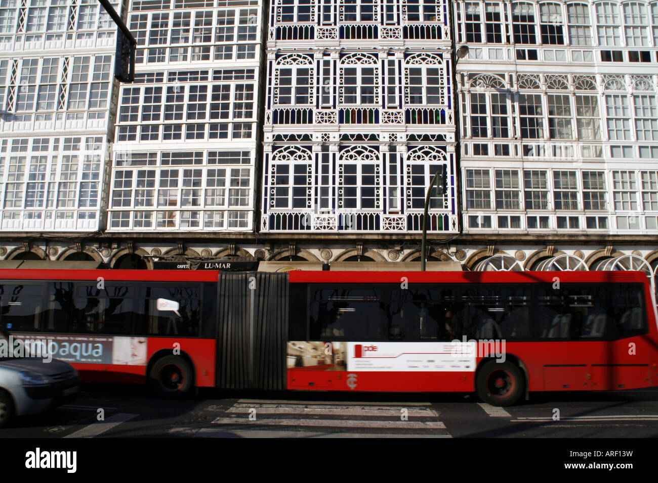 Grand bus rouge et le célèbre "galerias' de La Coruña, Espagne Banque D'Images