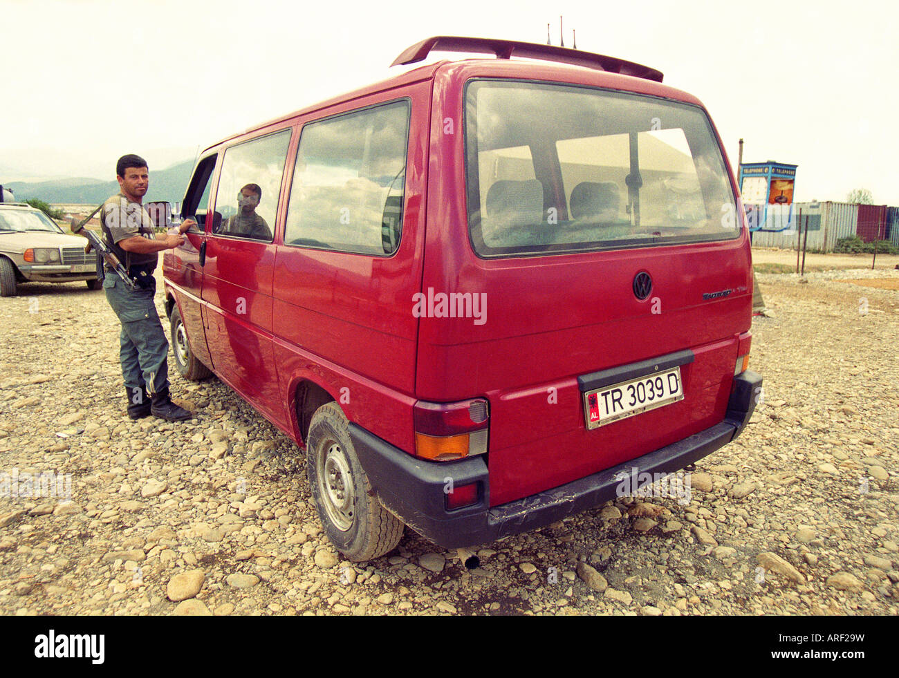 Vérifier soldat voiture rouge civile fusil arme militaire régiment patrouille de reconnaissance uniforme de soldat d'infanterie de terres agricoles la lumière Banque D'Images