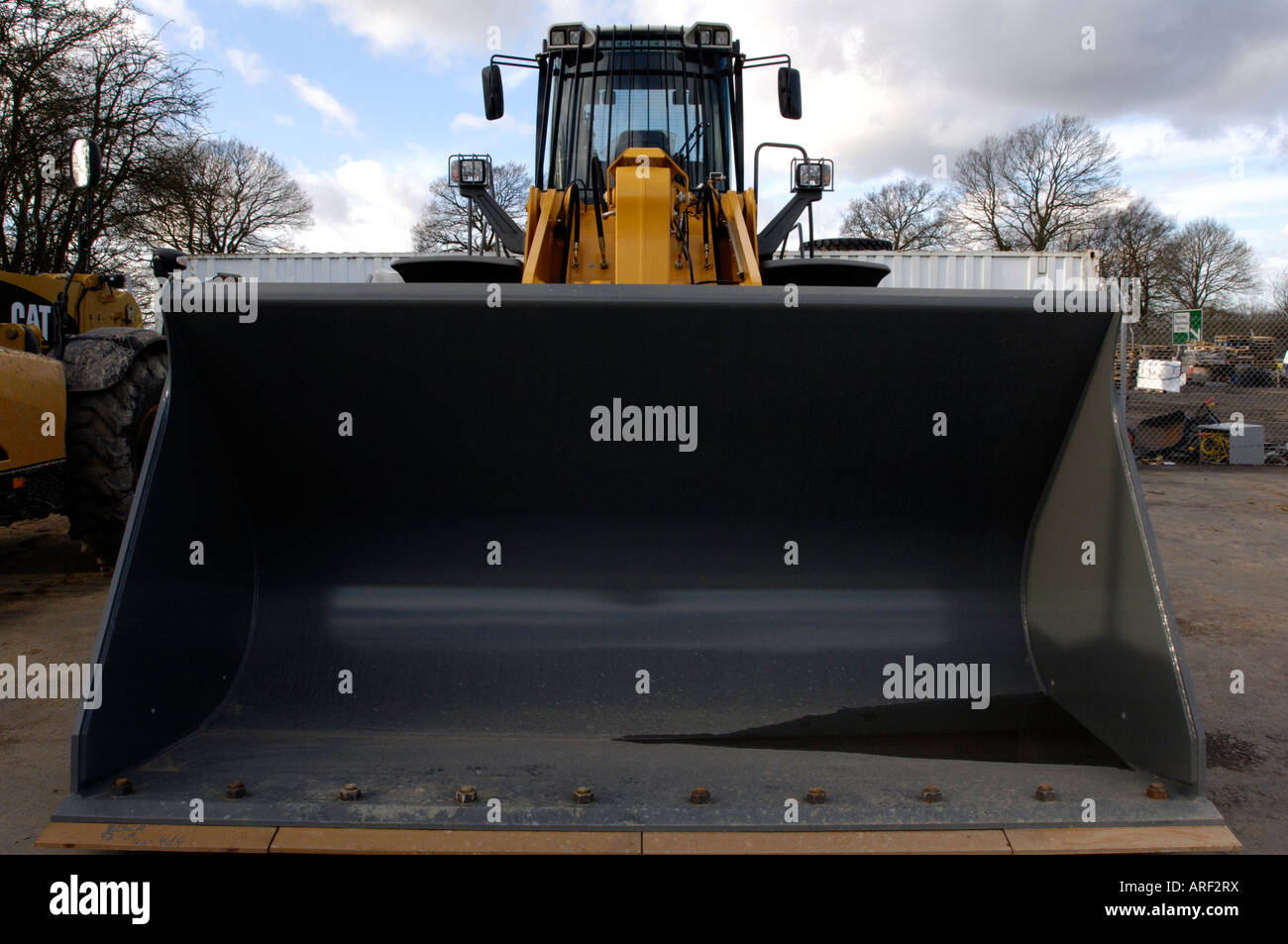 Une grande pelle jcb digger earth mover administré par Balfour Beatty construction sur un chantier avec de gros Pneus et roues Banque D'Images