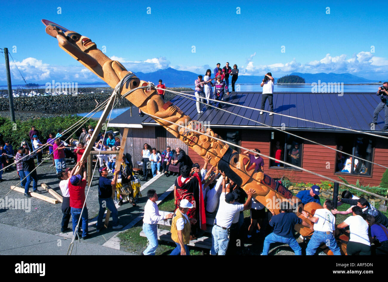 Les Tsimshians de la TRIBU AMÉRINDIENNE UN TOTEM À METLAKATLA SENIOR CENTRE ALASKA ALASKA METLAKATLA TRIBU TSIMSHIAN Banque D'Images