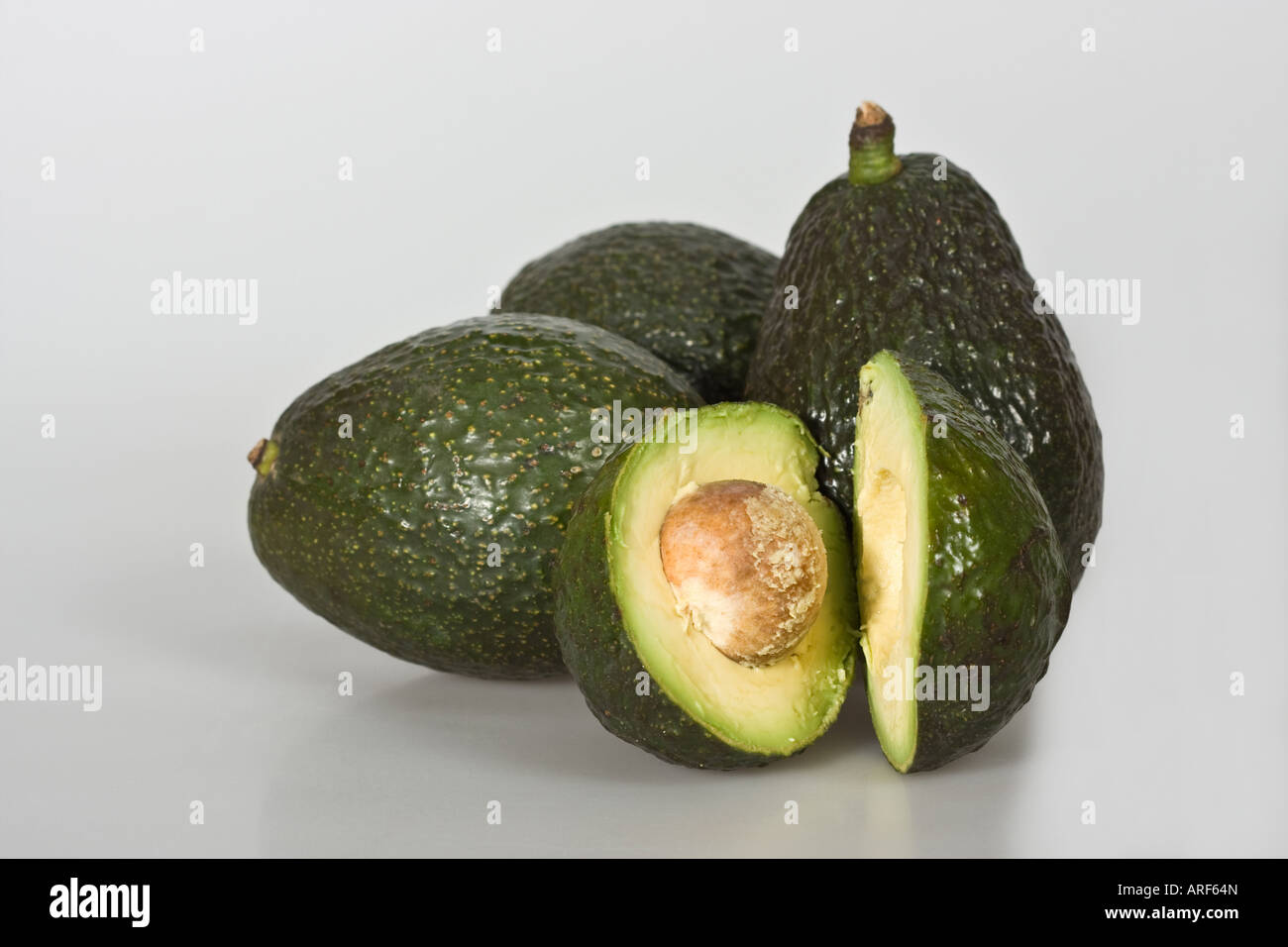 Gros plan de tout un avocat poires demi fruit d'en haut fond de table blanc découpé isolé découpe personne fruits fruits nourriture horizontale haute résolution Banque D'Images