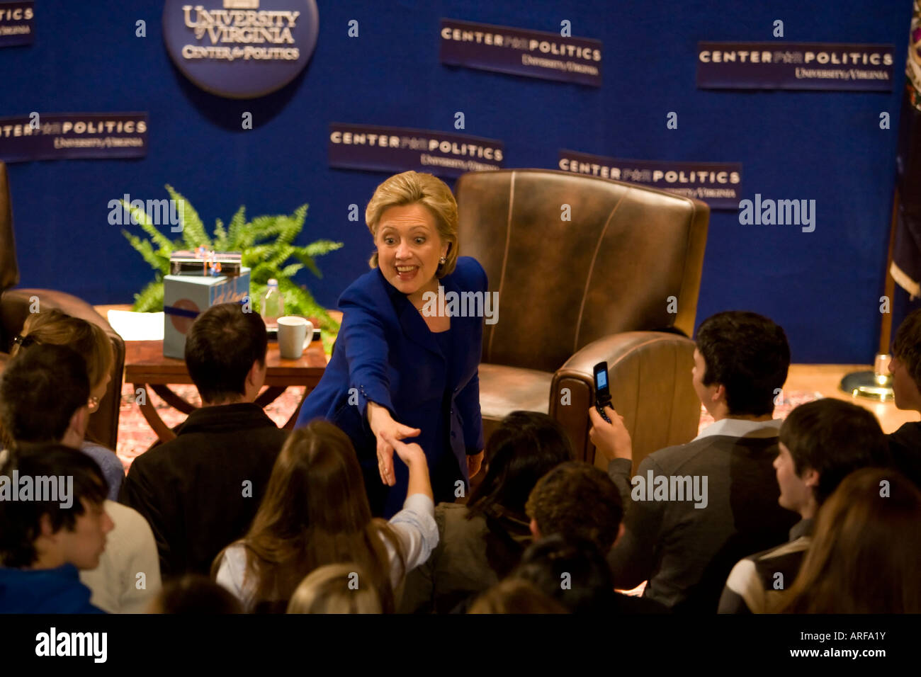 La sénatrice Hillary Clinton (D-NY), était un conférencier invité pour Larry Sabato's classe politique américaine à l'Université de Virginie à Charlottesville Banque D'Images