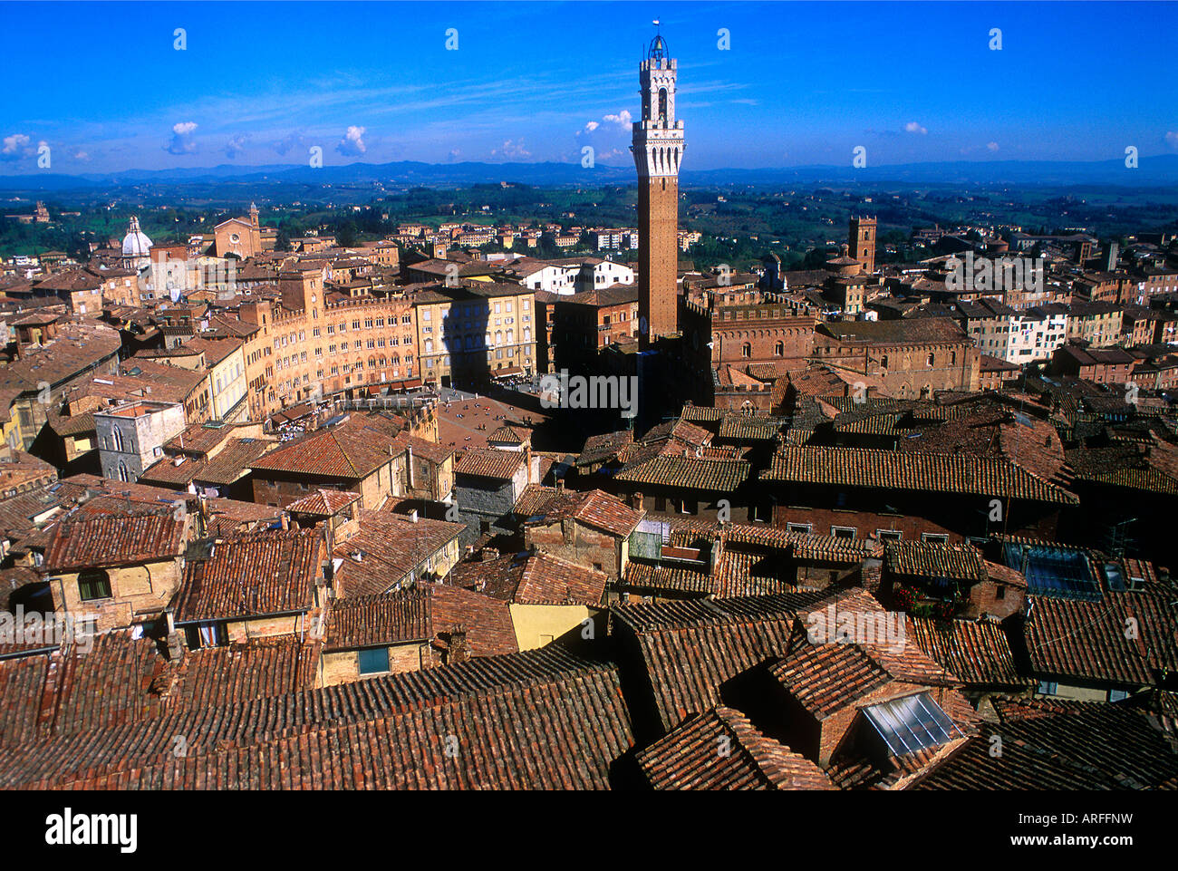 Vue panoramique sur l'antenne de toits de la Piazza del Campo et Torre del Mangia Sienne Italie Banque D'Images