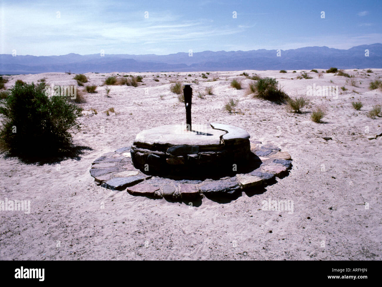 CA Death Valley National Park Stovepipe désert et montagnes arides dénudées à sec Banque D'Images