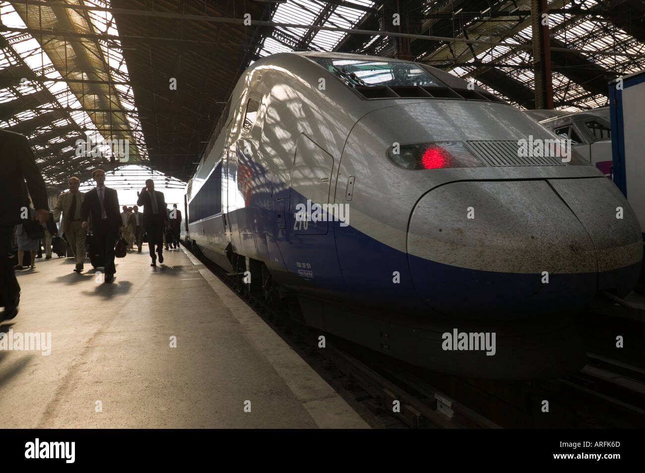 Les passagers qui quittent GARE TGV en Gare du Lyon Banque D'Images