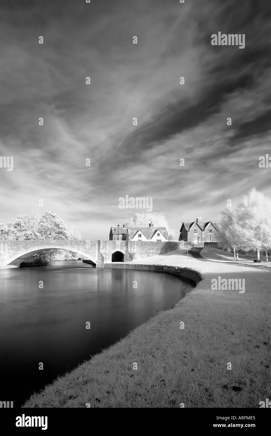 Pont de pierre sur la Tamise à Abingdon en Angleterre Royaume-Uni de Grande-Bretagne photo infrarouge Banque D'Images
