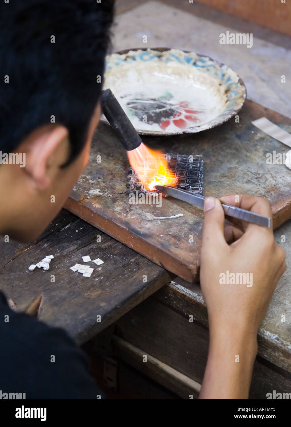 Un homme faisant des bijoux en argent, Bali, Indonésie Photo Stock - Alamy
