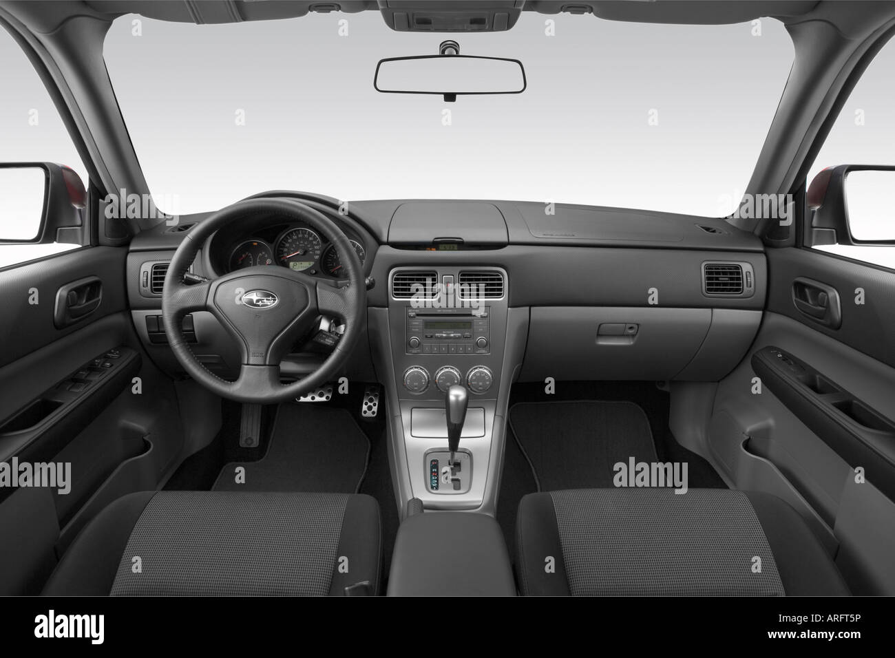 2008 Subaru Forester 2.5 Sport X en rouge - planche de bord, console centrale, le levier de vitesses voir Banque D'Images