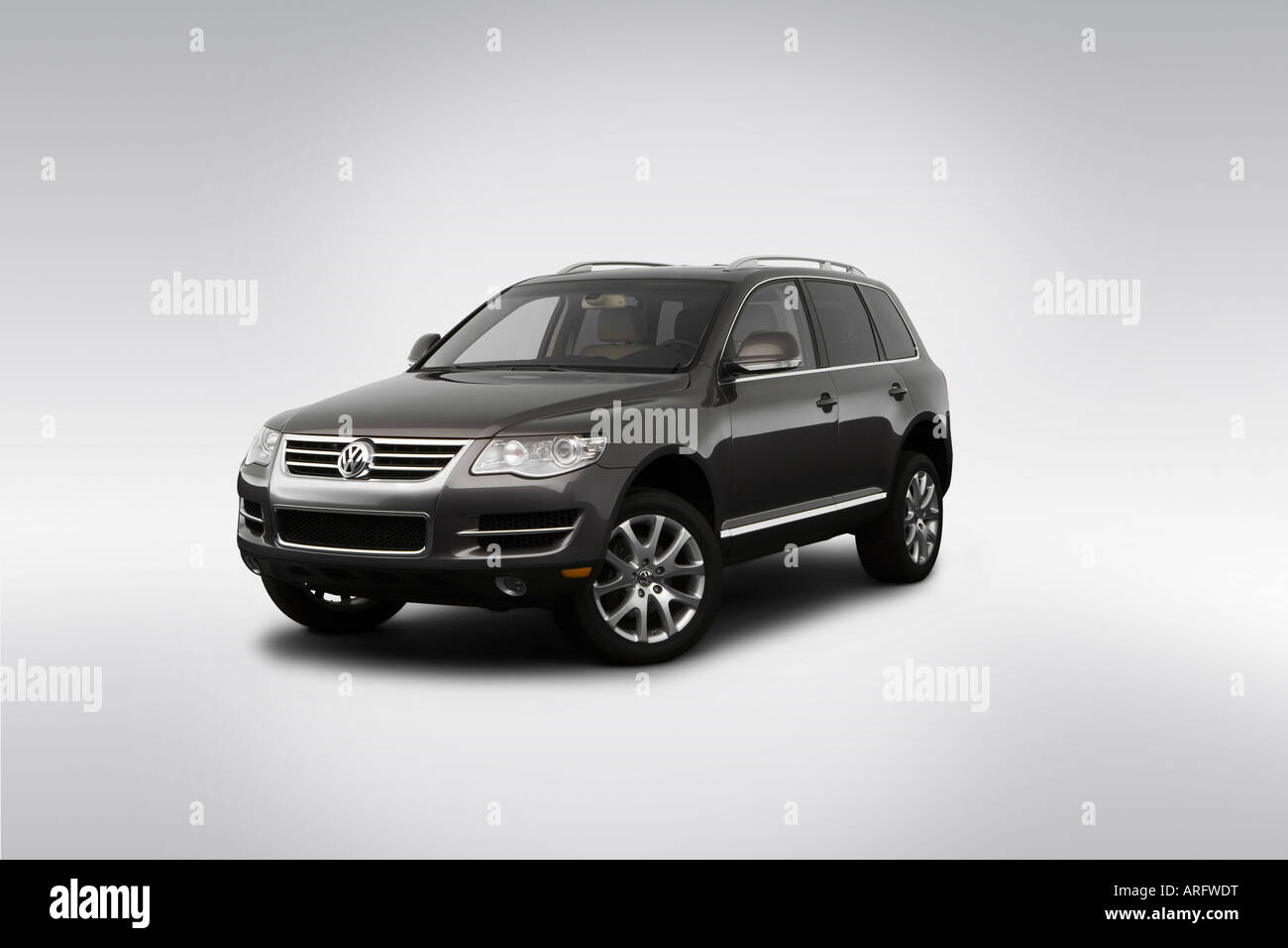 2008 Volkswagen Touareg 2 V8 en gris - angle de vue avant Banque D'Images