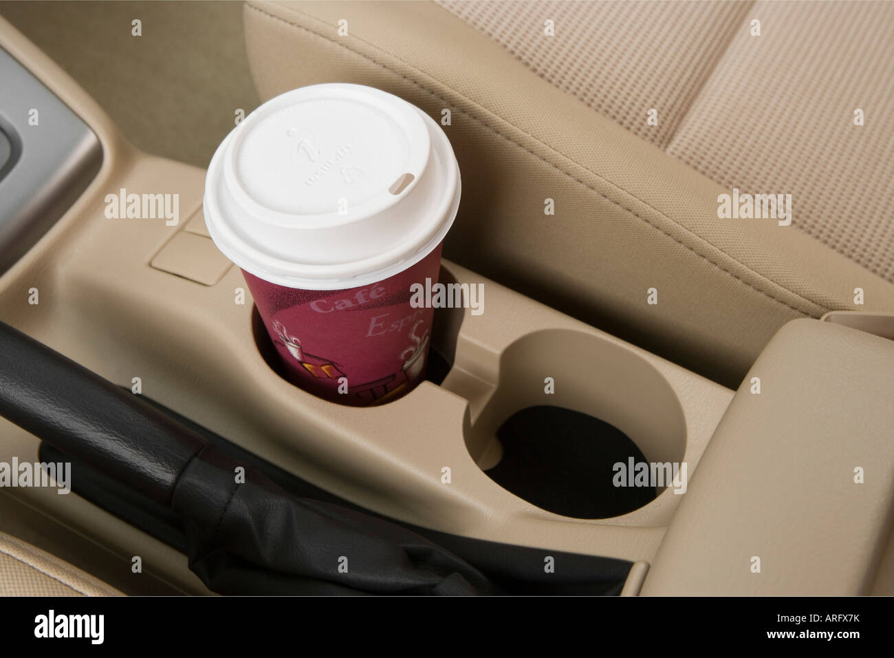 2008 Subaru Forester 2.5 X en rouge - Support de tasse avec Prop Banque D'Images