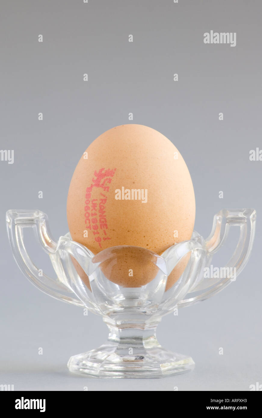 Un oeuf dur estampillé dans un 'cut glass egg cup '' Banque D'Images