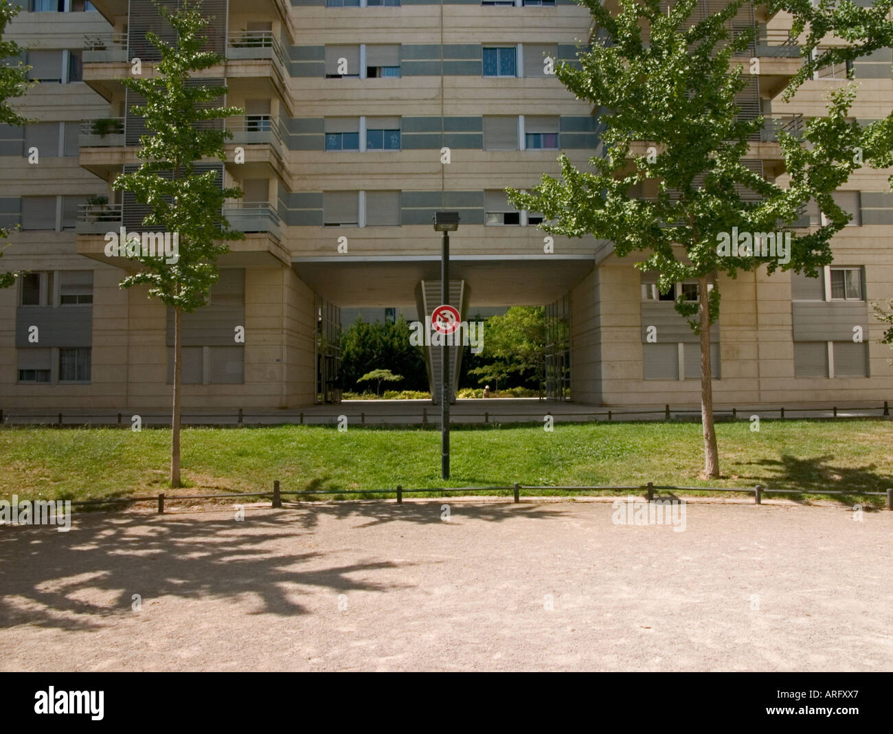 Un panneau interdisant l'football dans un espace vide entre deux arbres qui pourraient être poteaux de but dans une zone résidentielle Banque D'Images