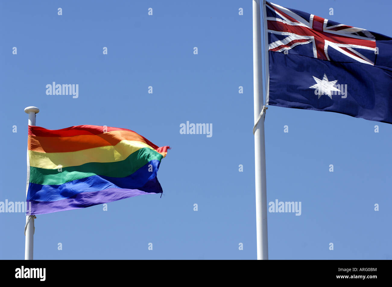 Le gay drapeau flotte près du drapeau australien à Perth , Australie occidentale . Banque D'Images