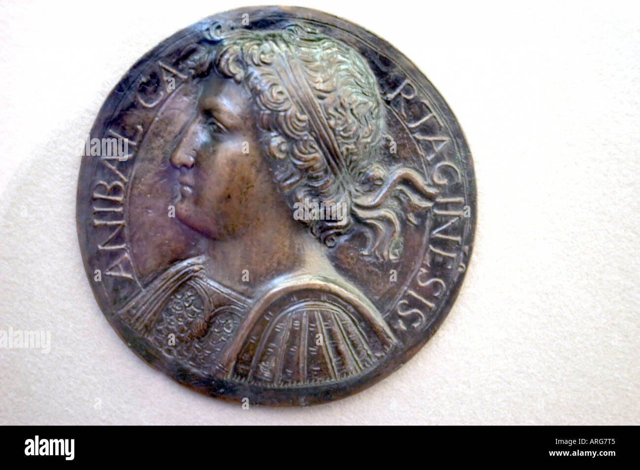 Détail, Art romain, Paris France, médaillon de bronze, pièce d'artifact dans 'Musée du Louvre' montrant Portrait d'Hannibal, en profil Banque D'Images