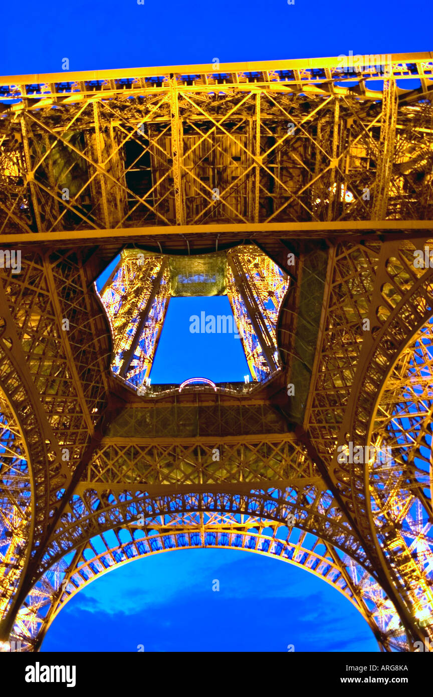 Paris FRANCE, vue grand angle, nuit la Tour Eiffel est illuminée par le motif ciel bleu Banque D'Images