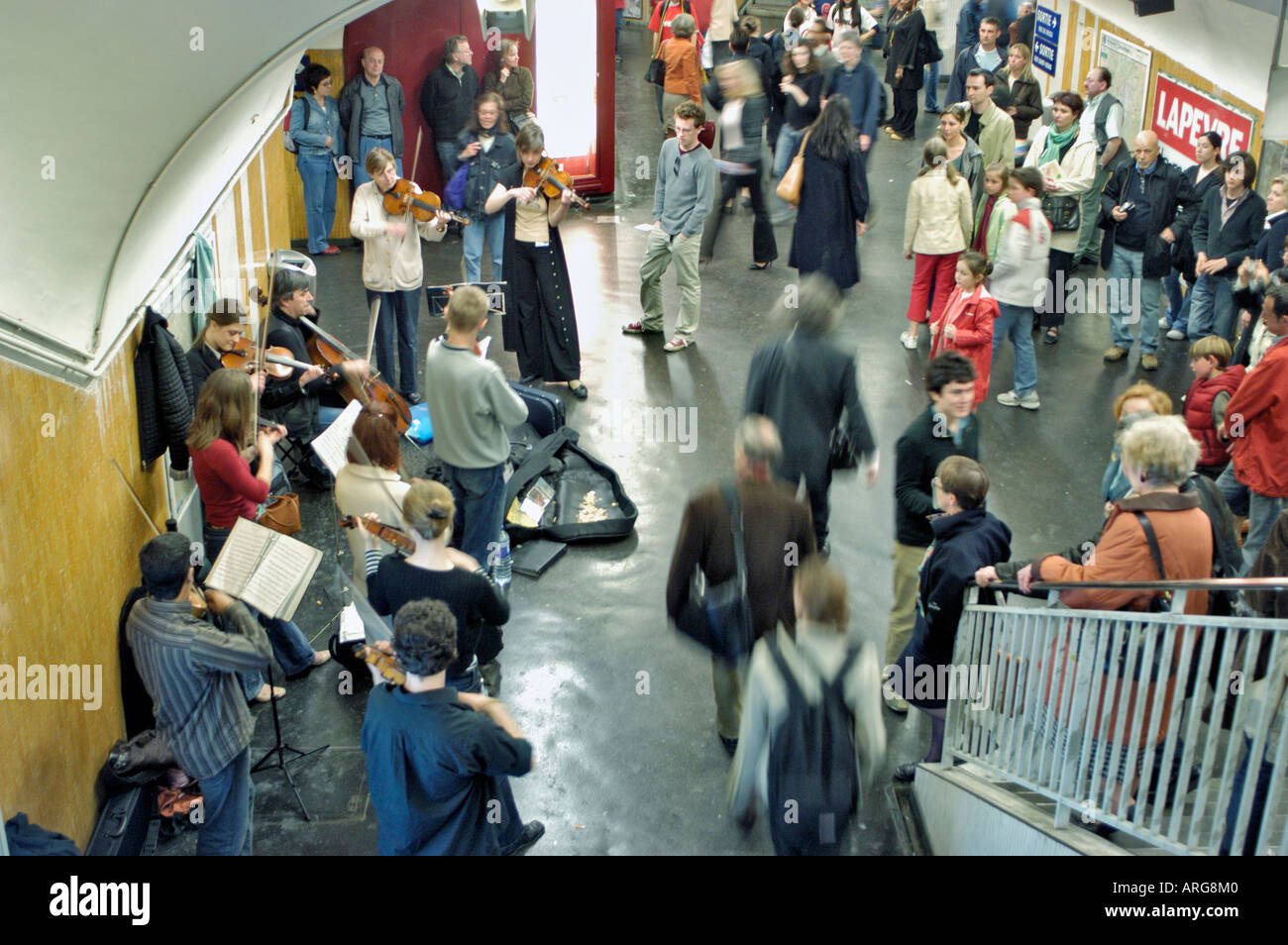 Paris France, public écoutant de la musique classique dans un couloir bondé  Station de métro « Chatelet les Halles » de Paris, scène de foule d'en haut  Photo Stock - Alamy