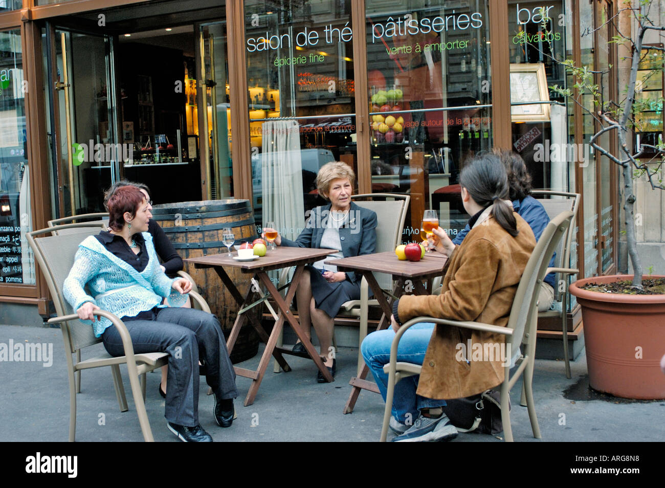 Paris France, Bistro français, café restaurant, (spécialité pommes) Groupe 'Pomze' femmes bavardant entre amis, dîner, partager des boissons, amis dans la rue Banque D'Images