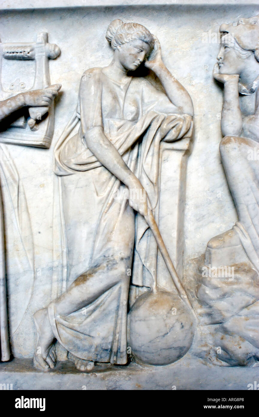 Paris France, monuments intérieur Musée du Louvre Statue de 'Uranus Déesse de l'Astronomie' 'caractère mythologique' détail Sculpture, intérieur Banque D'Images