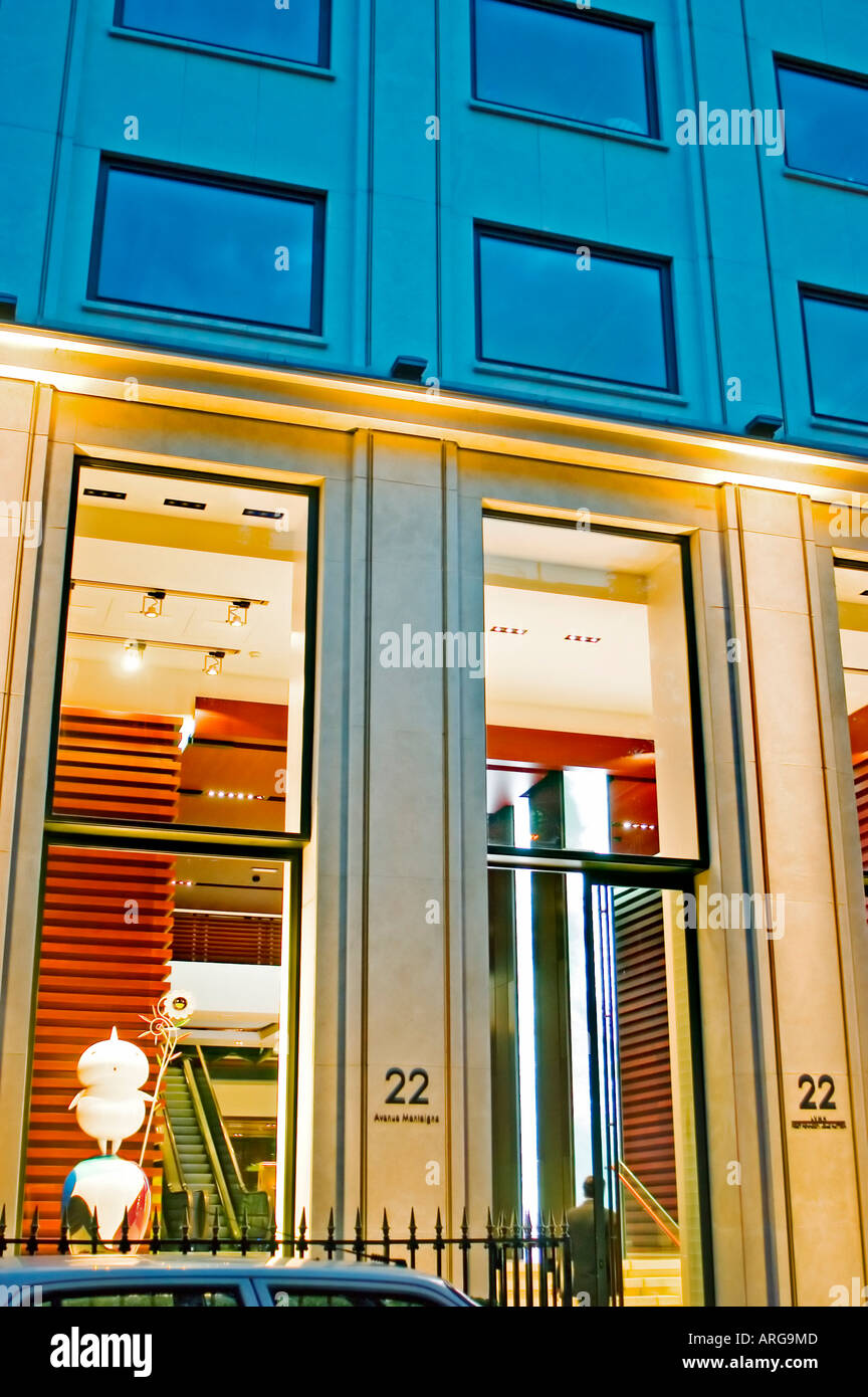 Paris France, Shopping luxe sur l'Avenue Montaigne de nuit 'Louis  Vuitton''édifice du siège social de LVMH Photo Stock - Alamy
