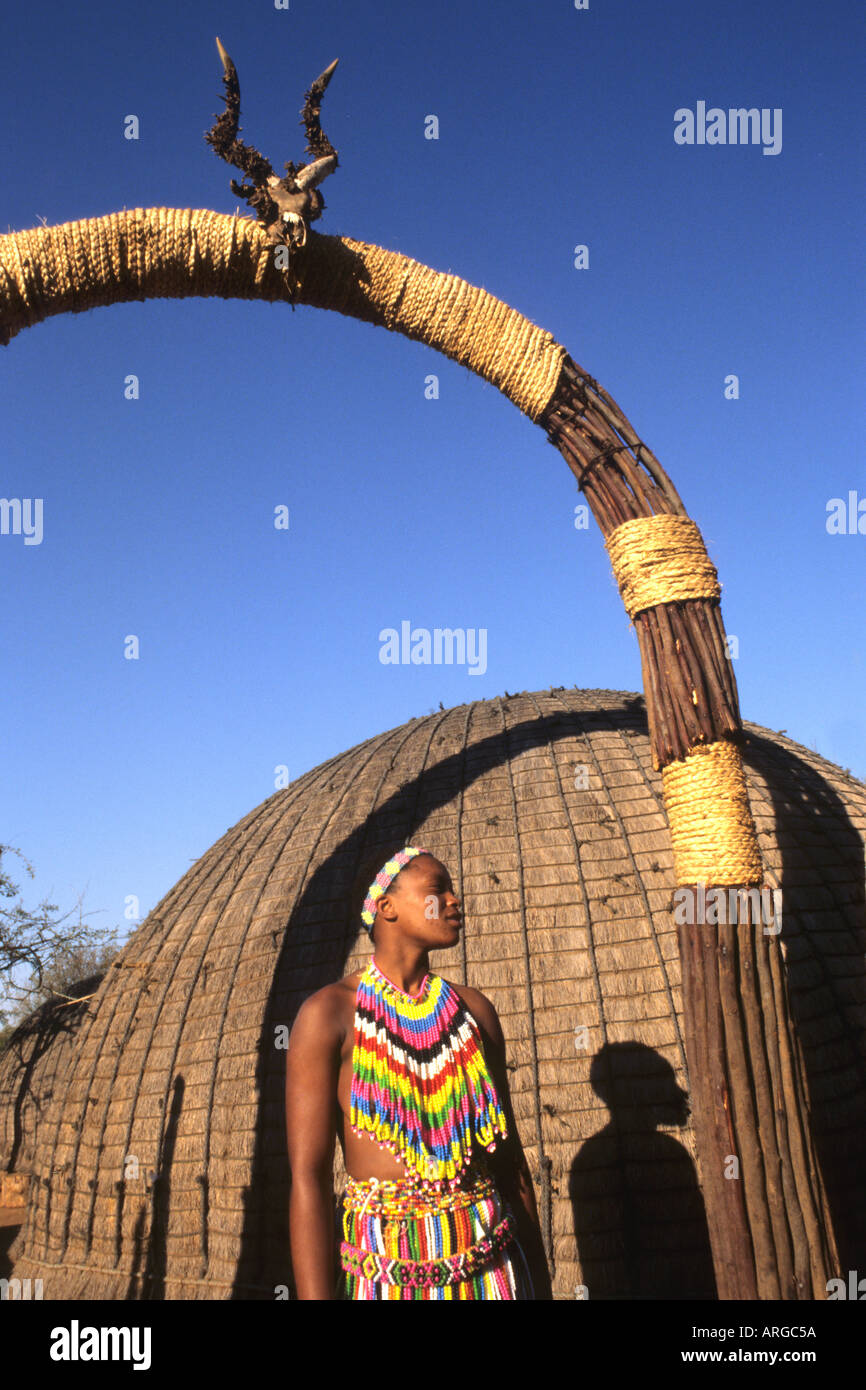 Femme Zoulou native de l'Afrique du Sud au Centre de Shakaland Banque D'Images