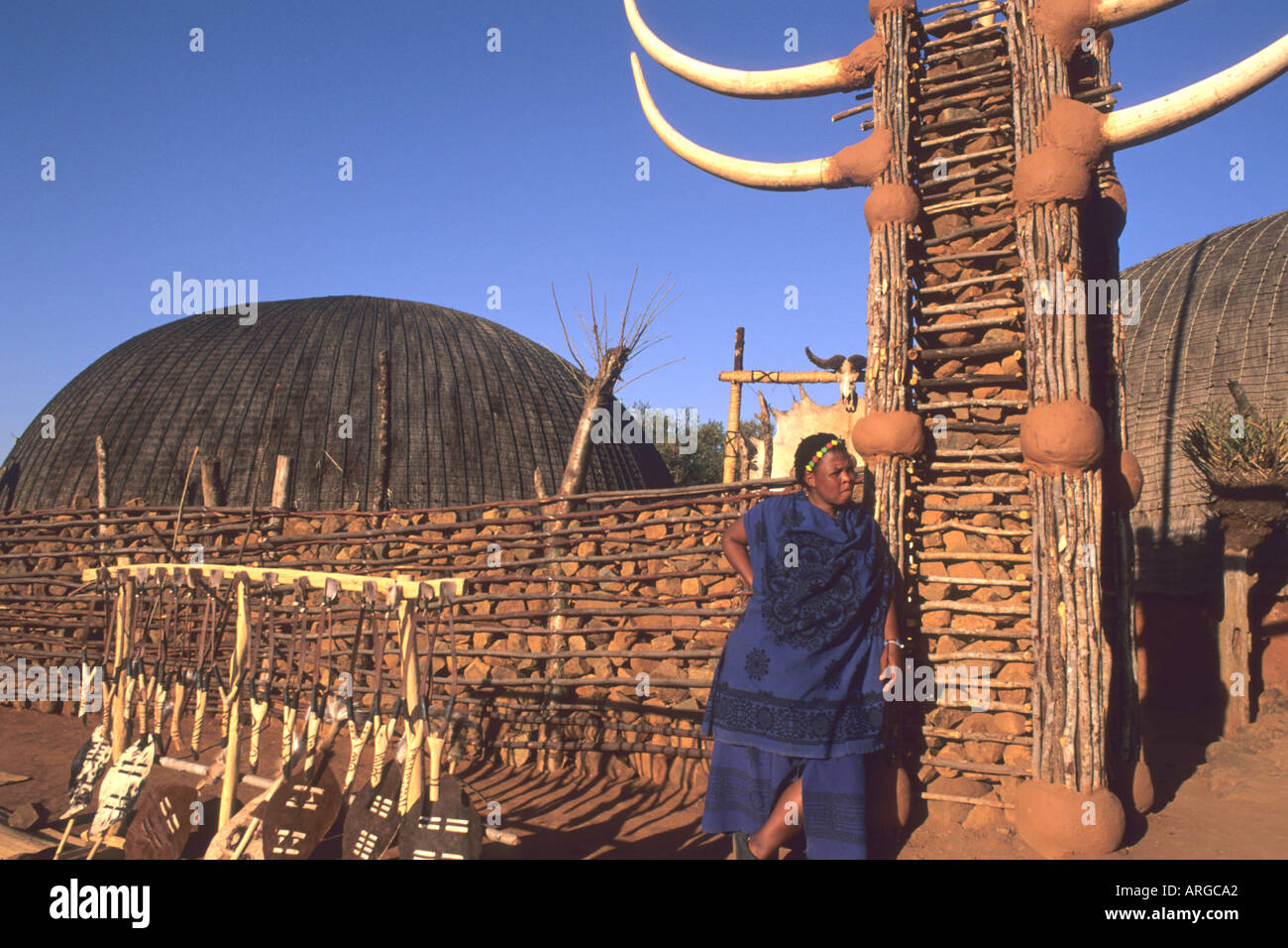 Femme de couleur à l'entrée de la tribu Zoulou Native de l'Afrique du Sud au Centre de Shakaland Banque D'Images
