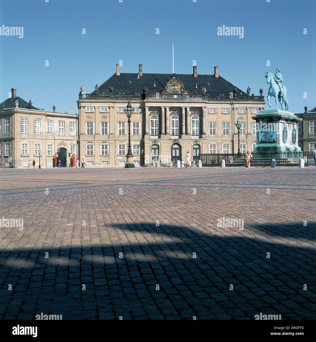 Une statue équestre de Frederik V se trouve dans la grande place en face du Palais d'Amalienborg à Copenhague construit dans les années 1750 aux plans par Frederik V et la résidence royale depuis 1794 Banque D'Images
