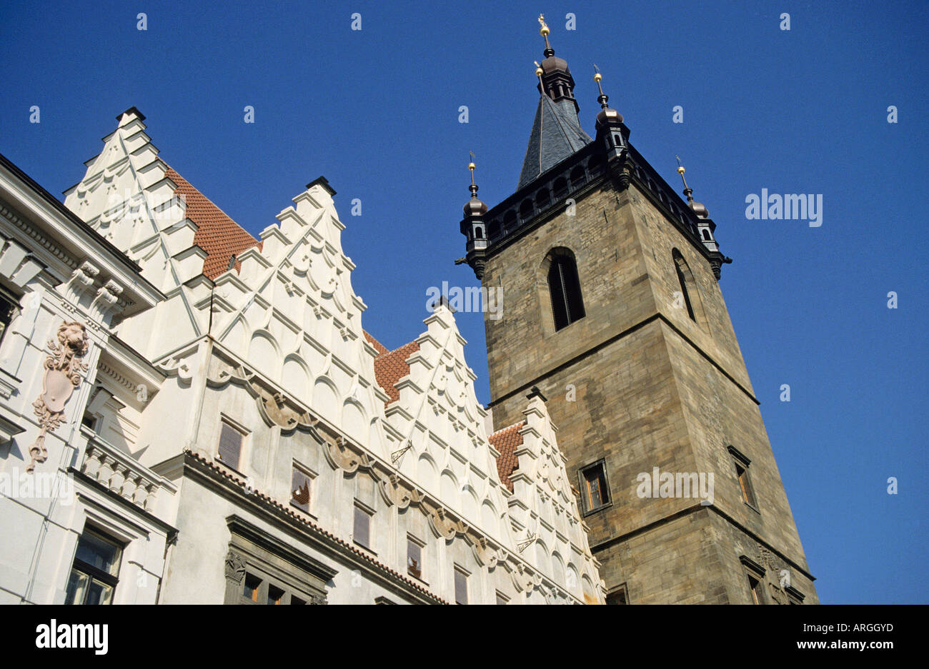 Détail de la tour de la 14256 en grande partie reconstruite Nouvelle Mairie Novomestska radnice situé sur la place Charles Karlovo nam au coeur de la Nouvelle Ville Prague Banque D'Images