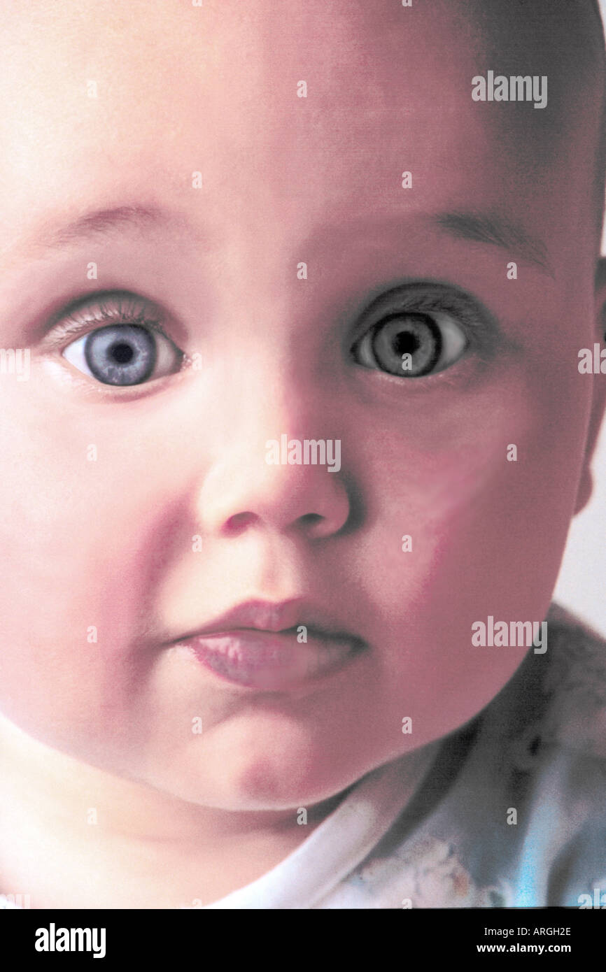 Adorable Bebe Mignon Visage Avec Des Yeux Bleu Cristal Et De L Expression Du Visage Innocent Photo Stock Alamy