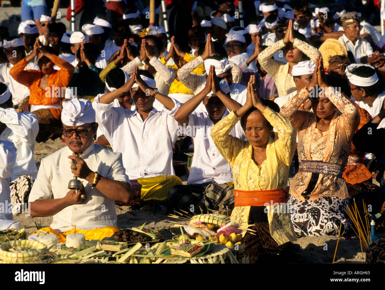 Kuta Beach, cérémonie Bali crémation funereal procession funéraire balinais, offrande de foi, univers hindou, foule, groupe, Personnes, hommes, femmes, Indonésie, Banque D'Images Kuta Beach, cérémonie Bali crémation funereal procession funéraire balinais, offrande de foi, univers hindou, foule, groupe, Personnes, hommes, femmes, Indonésie, Banque D'Images