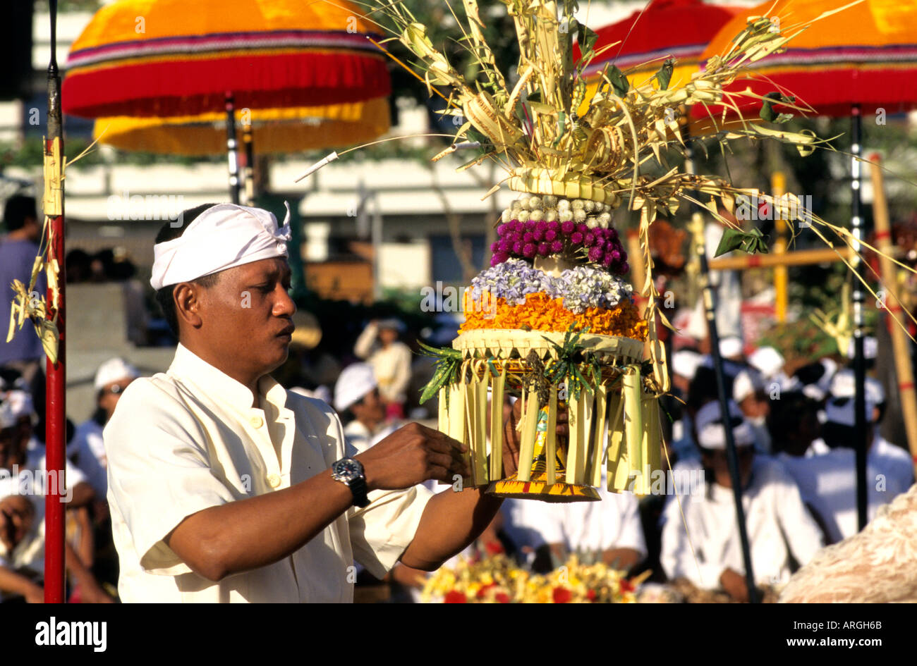 Kuta Beach, cérémonie Bali crémation funereal procession funéraire balinais, offrande de foi, univers hindou, foule, groupe, Personnes, hommes, femmes, Indonésie, Banque D'Images Kuta Beach, cérémonie Bali crémation funereal procession funéraire balinais, offrande de foi, univers hindou, foule, groupe, Personnes, hommes, femmes, Indonésie, Banque D'Images
