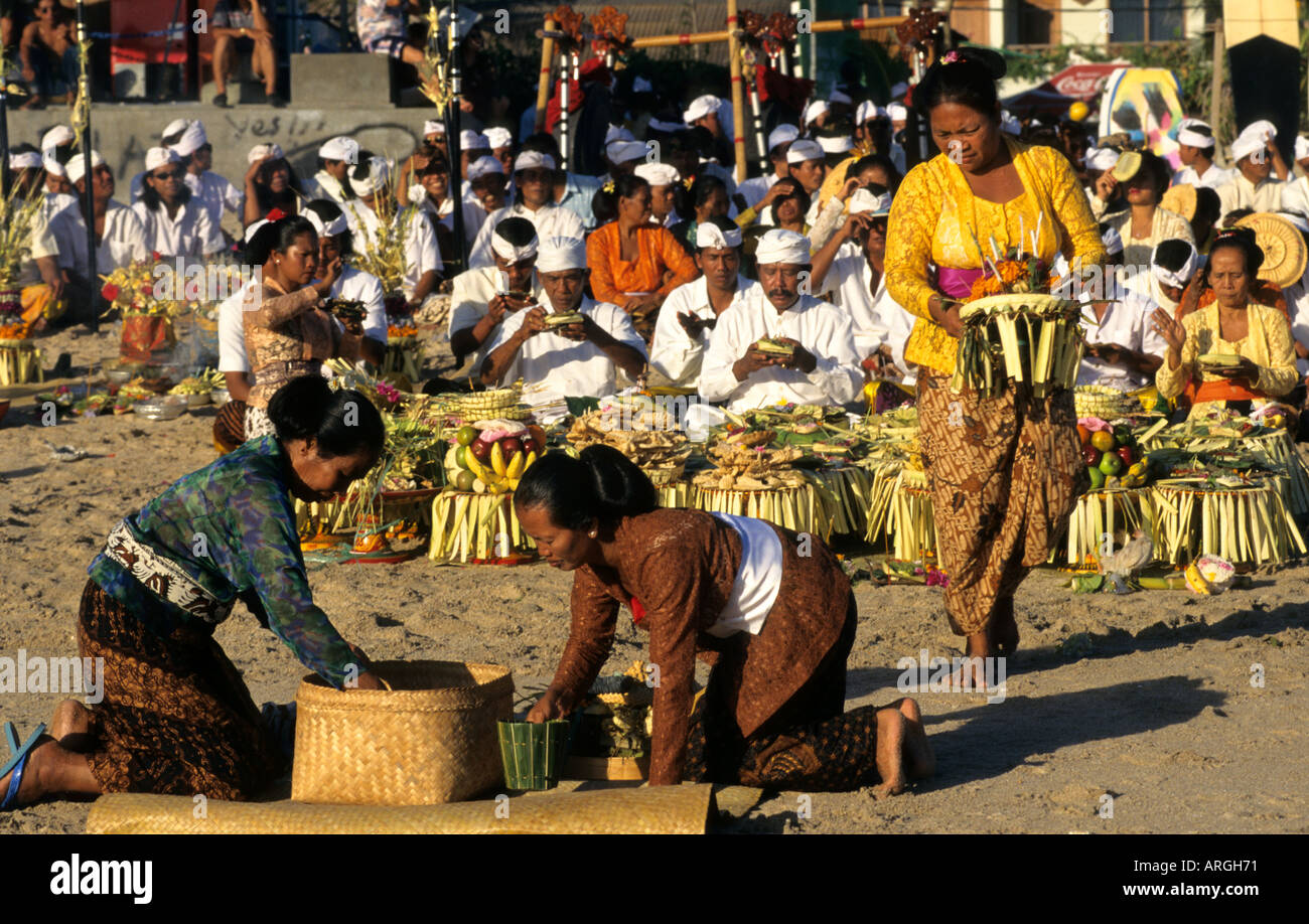 Kuta Beach, cérémonie Bali crémation funereal procession funéraire balinais, offrande de foi, univers hindou, foule, groupe, Personnes, hommes, femmes, Indonésie, Banque D'Images Kuta Beach, cérémonie Bali crémation funereal procession funéraire balinais, offrande de foi, univers hindou, foule, groupe, Personnes, hommes, femmes, Indonésie, Banque D'Images