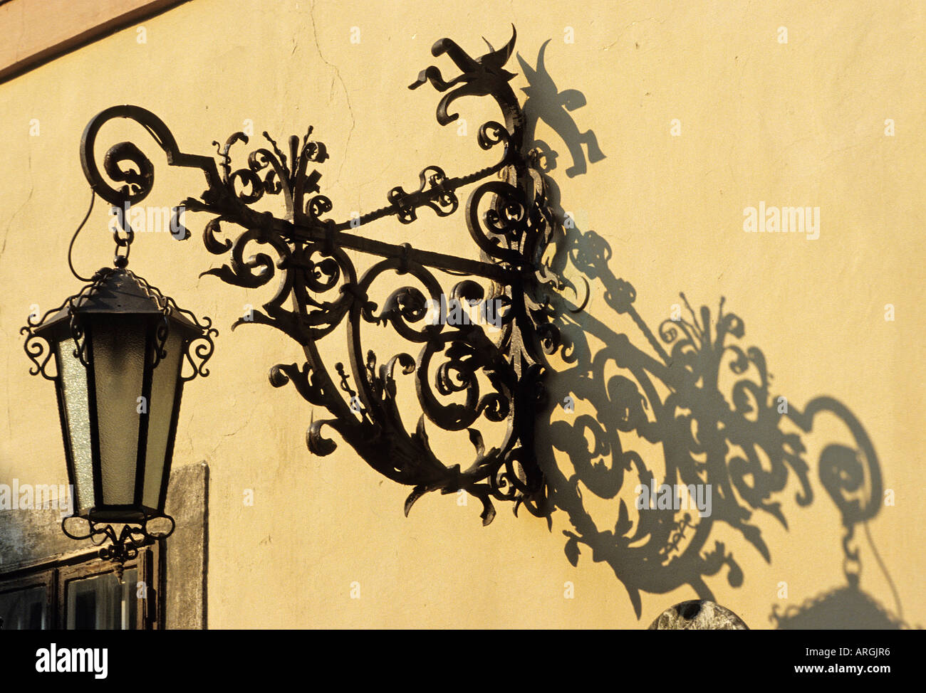 Détail d'un fer forgé orné support soutenant un ancien style lanterne sur  la façade lavée de couleur noir et blanc lampe Budapest Photo Stock - Alamy