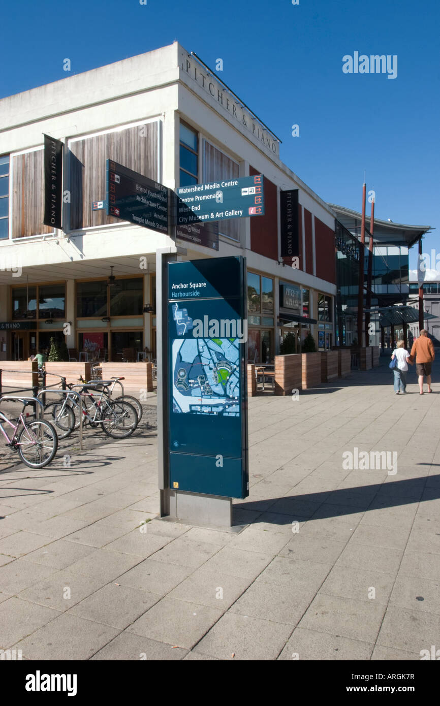 Le centre-ville de Bristol signe placé à quelques kilomètres de points pour les visiteurs à naviguer dans la ville.C'est par le bassin versant sur les quais Banque D'Images